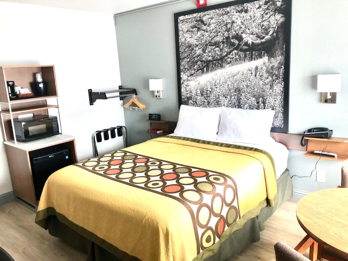 Super 8 By Wyndham Fort Bragg Zewnętrze zdjęcie