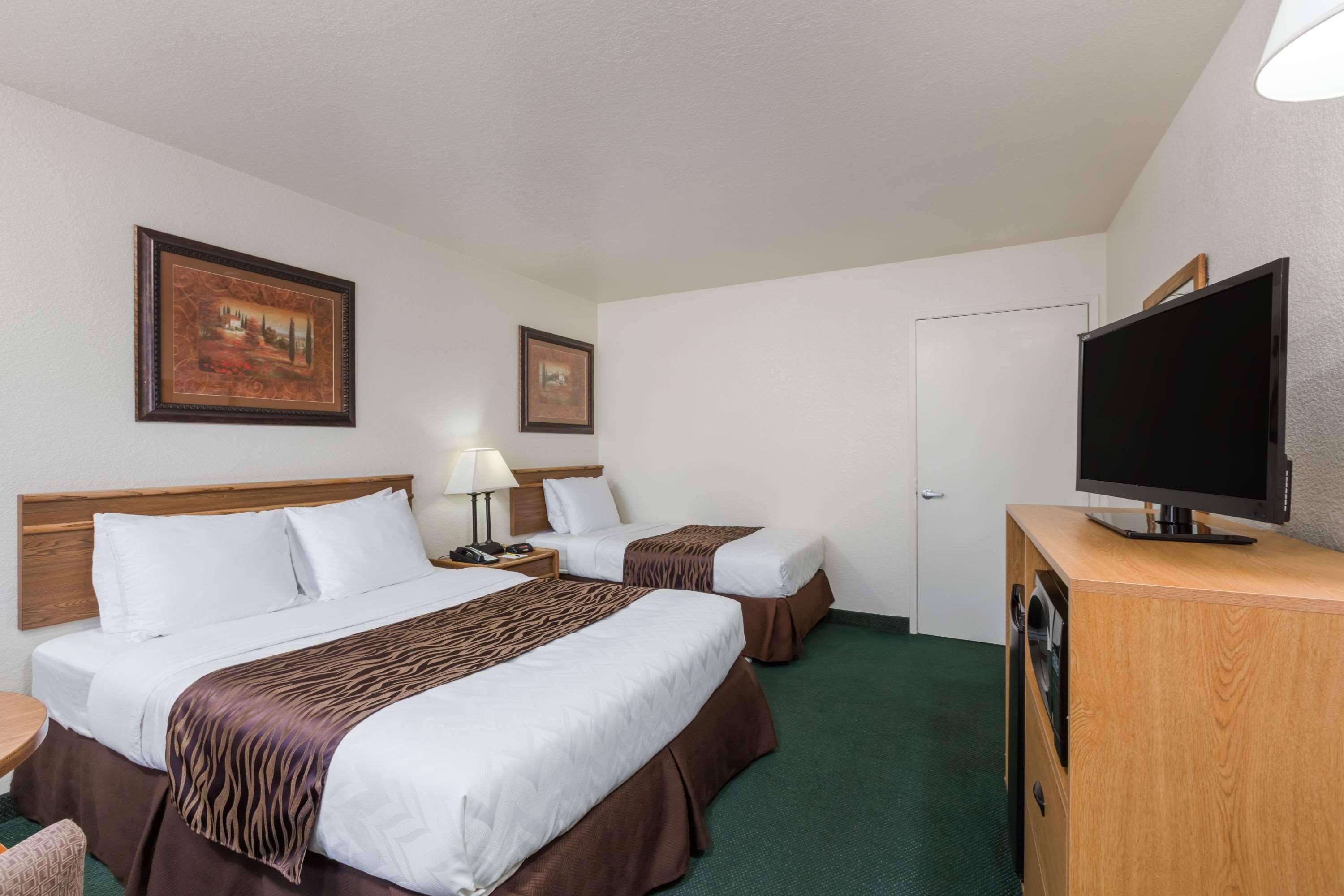 Super 8 By Wyndham Fort Bragg Zewnętrze zdjęcie