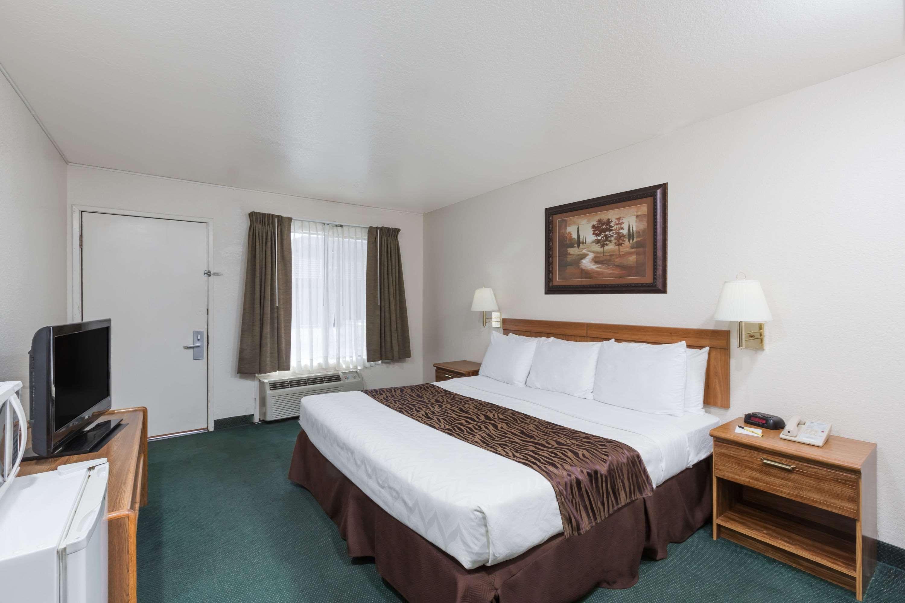 Super 8 By Wyndham Fort Bragg Zewnętrze zdjęcie
