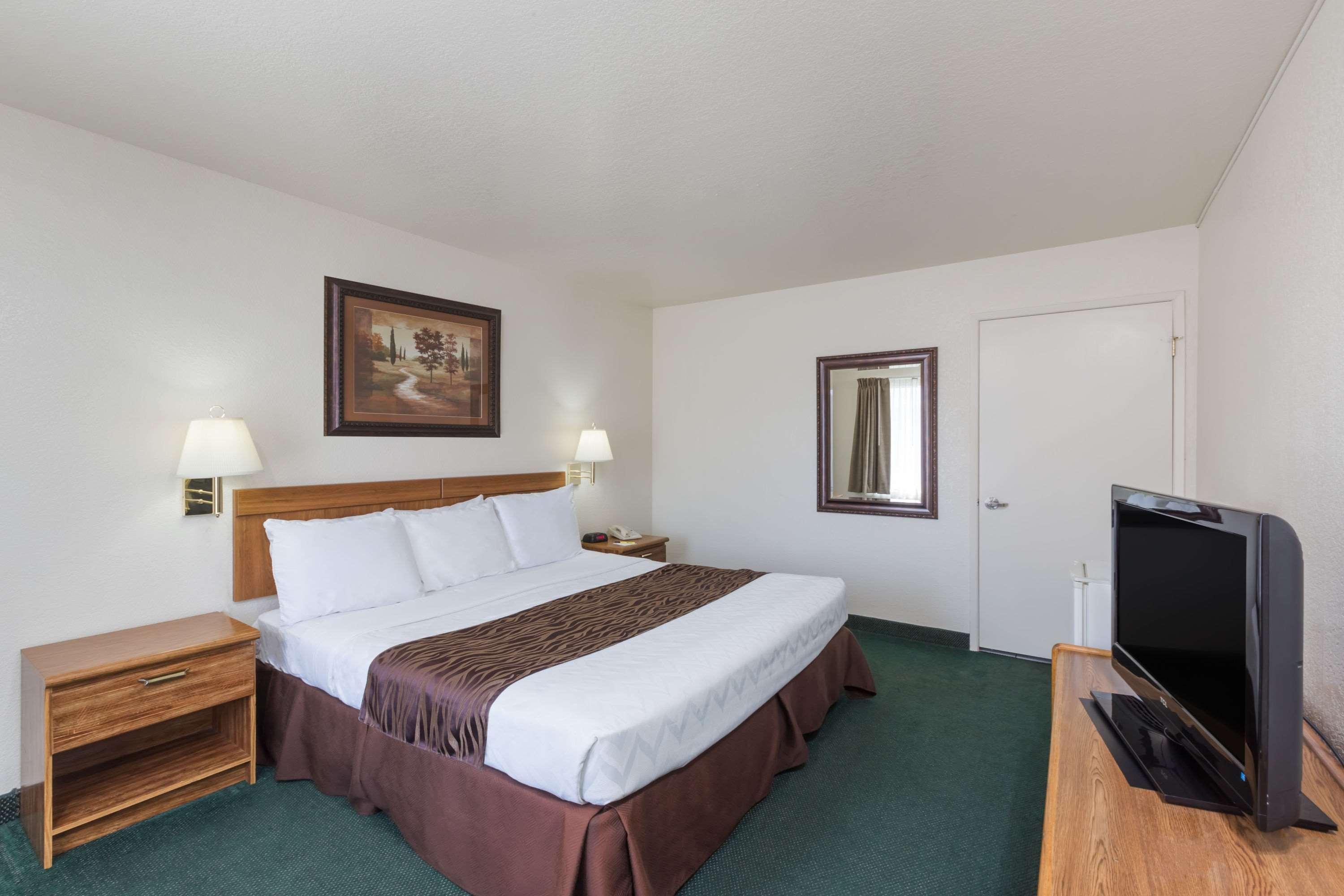 Super 8 By Wyndham Fort Bragg Zewnętrze zdjęcie